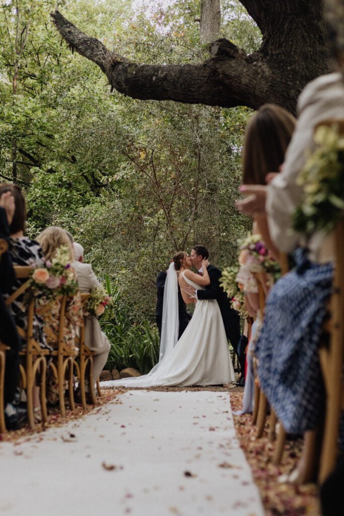 Couple kisss during wedding ceremony at Montpellier