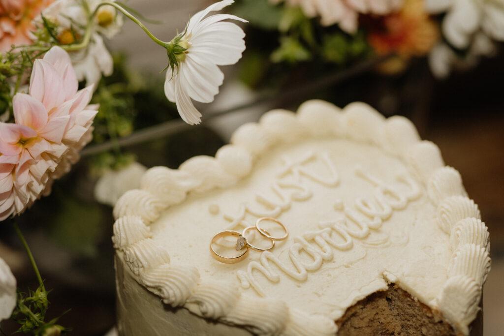 Wedding rings on the retro-styled wedding cake