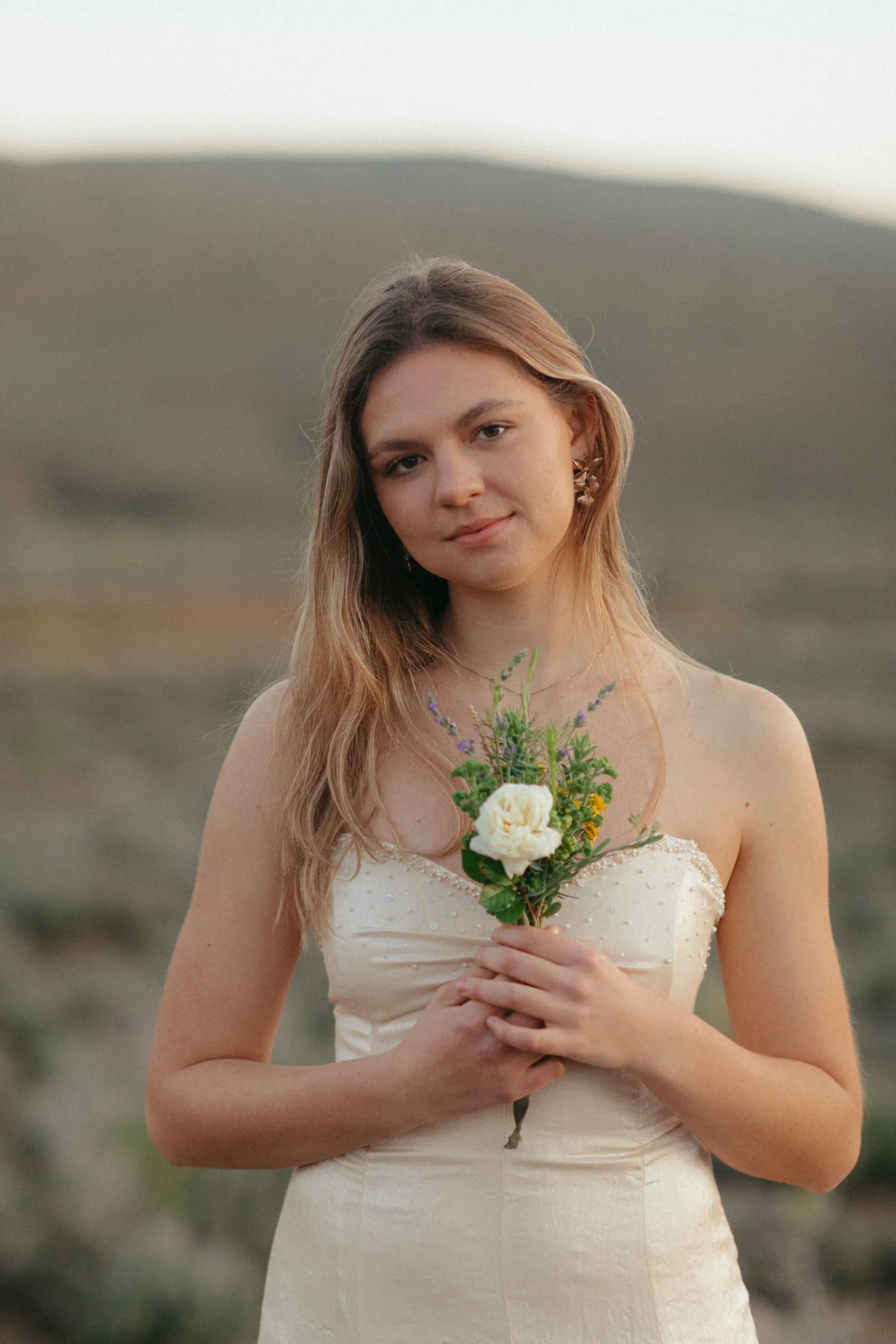 Bride in the Karoo holding flowers