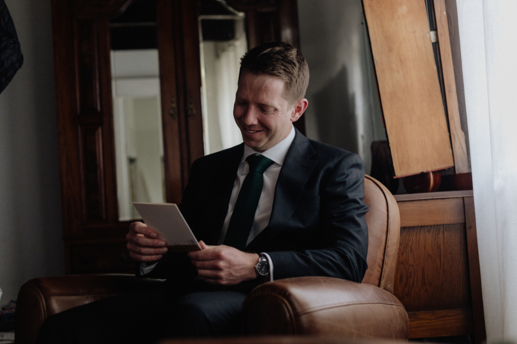 Groom reads letter from bride in Montepllier's wedding venue